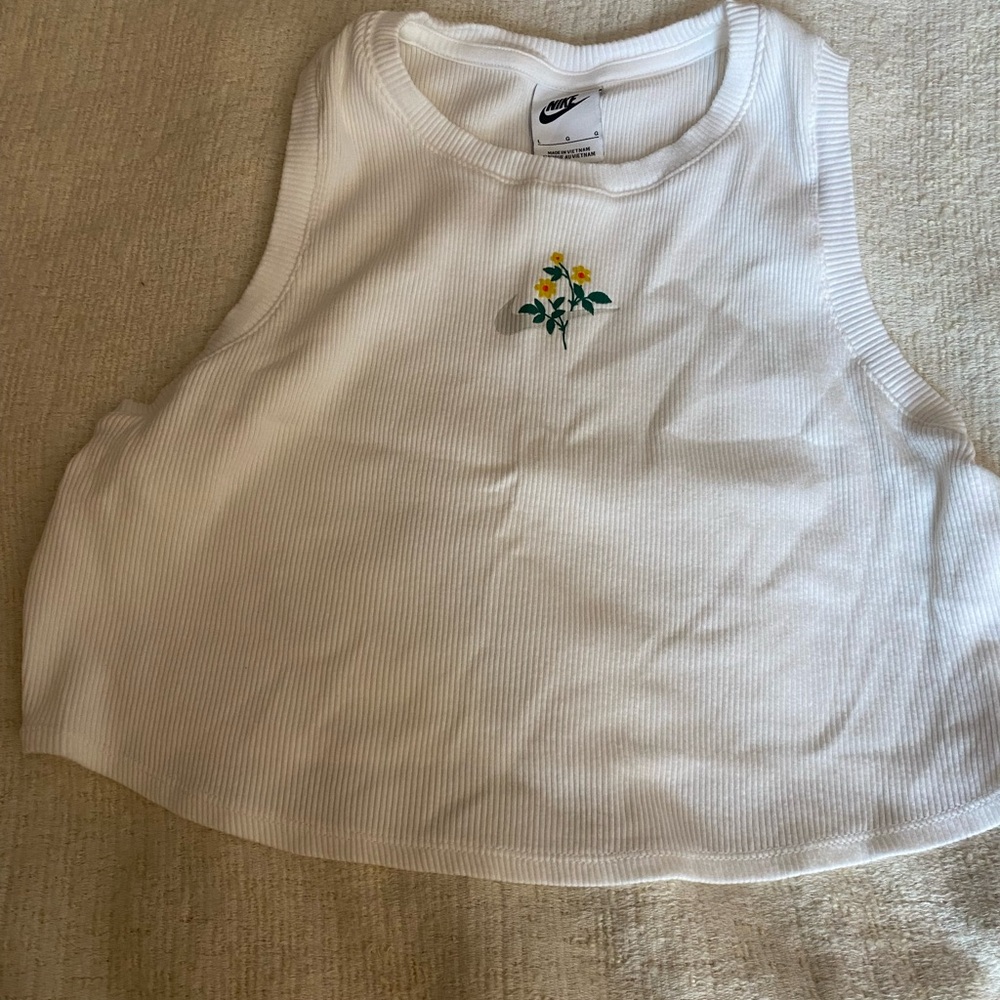 NWOT Rare White Floral Embroidered Women's Nike Crop Top - Picture 2 of 10